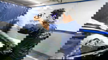 Técnico aplicando película de nanotecnología para refrigeración en vehículo Hyundai.