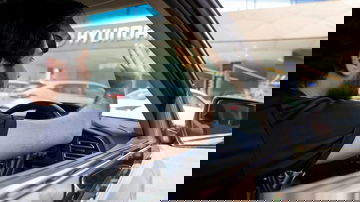 Una vista al detalle del nuevo film de enfriamiento nano de Hyundai aplicado en la ventana.