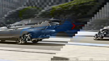 Vista dinámica del Hyundai Bayon en movimiento, destacando su diseño lateral.