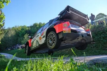 Vista dinámica en acción del Hyundai en el Rally de Croacia 2024, potencia y agilidad en terreno.