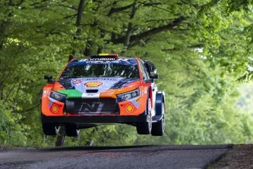 El Hyundai i20 Coupe WRC toma vuelo en una etapa de rally, demostrando su suspensión y aerodinámica.