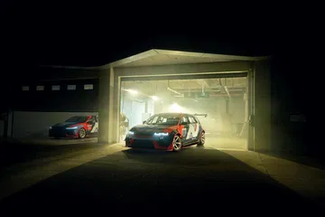 Dos Hyundai IONIQ 5 N eN1 en ambiente nocturno resaltando su diseño deportivo