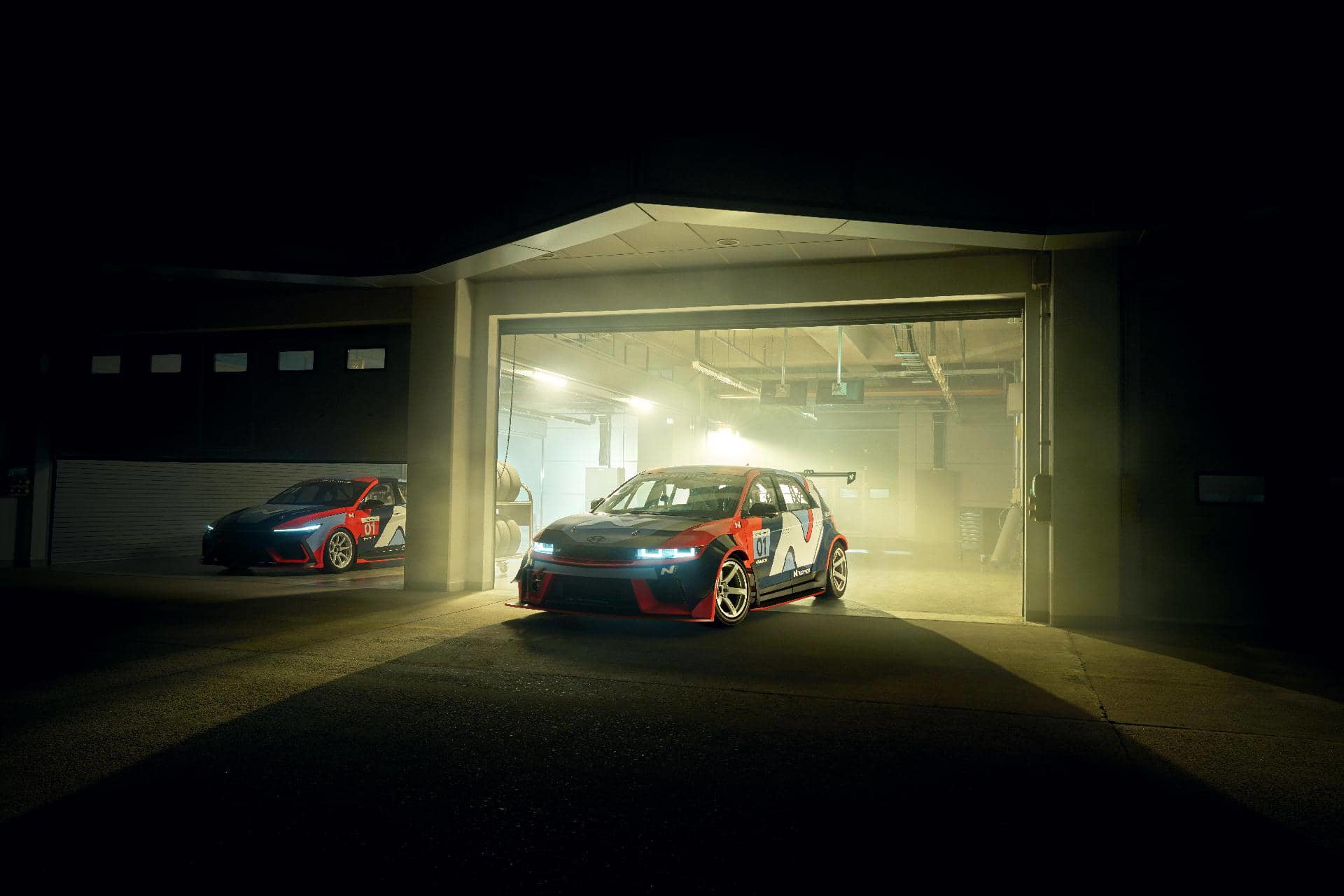 Dos Hyundai IONIQ 5 N eN1 en ambiente nocturno resaltando su diseño deportivo