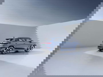 Audi Q4 e-tron capturado desde una perspectiva trasera lateral, resaltando su diseño y líneas modernas.