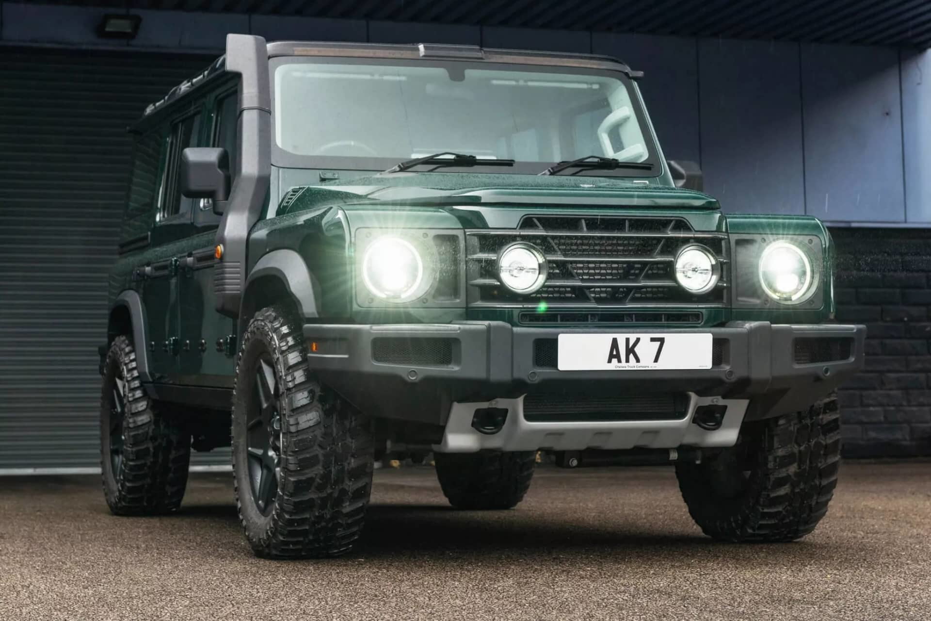 Vista delantera lateral del Ineos Grenadier, enfatizando su robustez y estilo clásico.