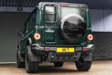 Vista trasera del Ineos Grenadier, enfatizando su sólida construcción y estilo clásico