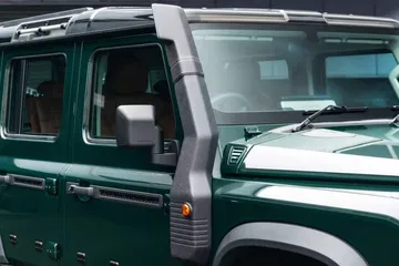 Vista lateral del Ineos Grenadier en color verde.