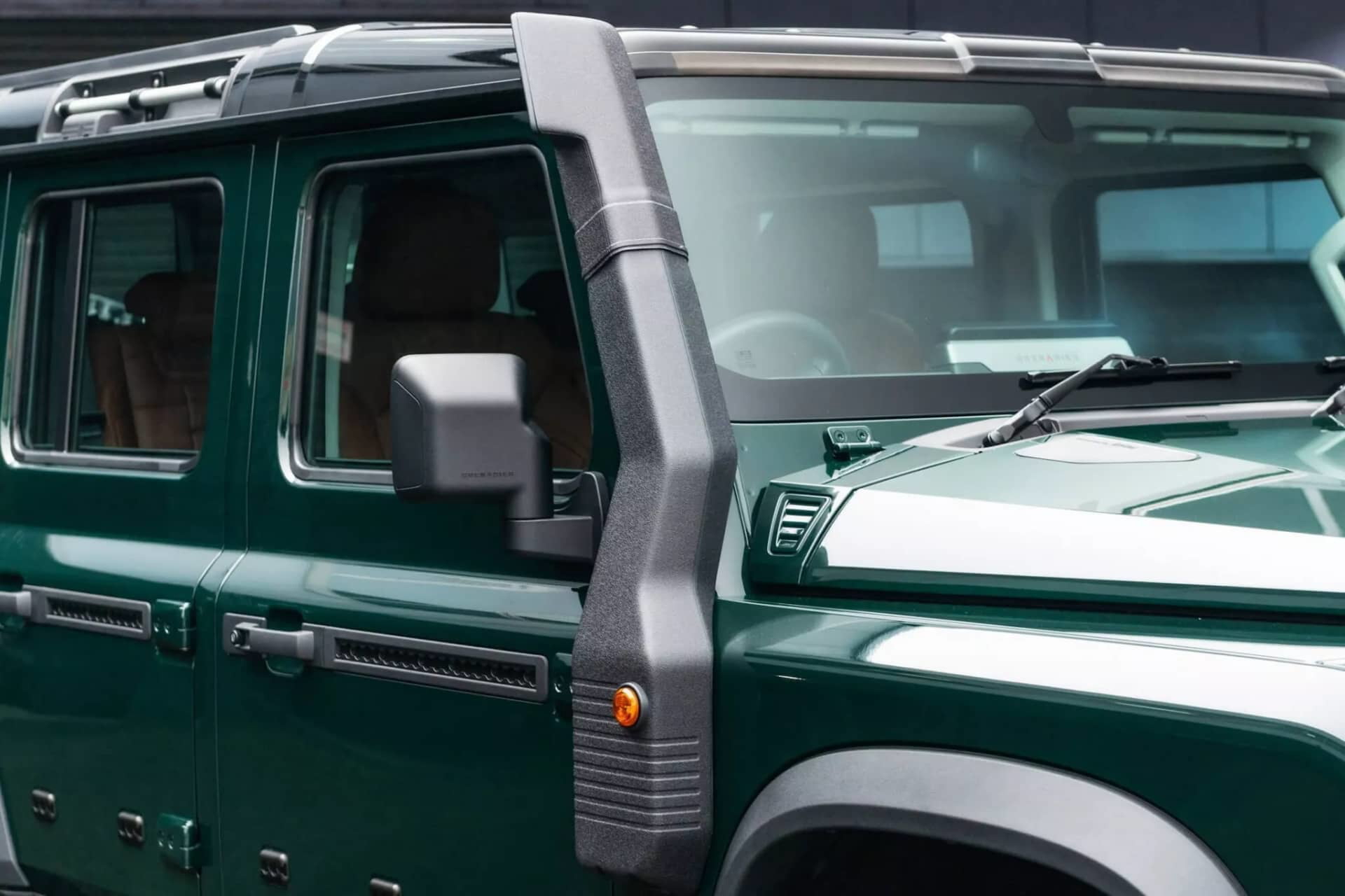 Vista lateral del Ineos Grenadier en color verde.