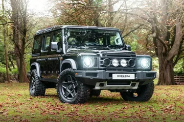 Vista frontal y lateral del Ineos Grenadier, robustez y diseño clásico todoterreno.