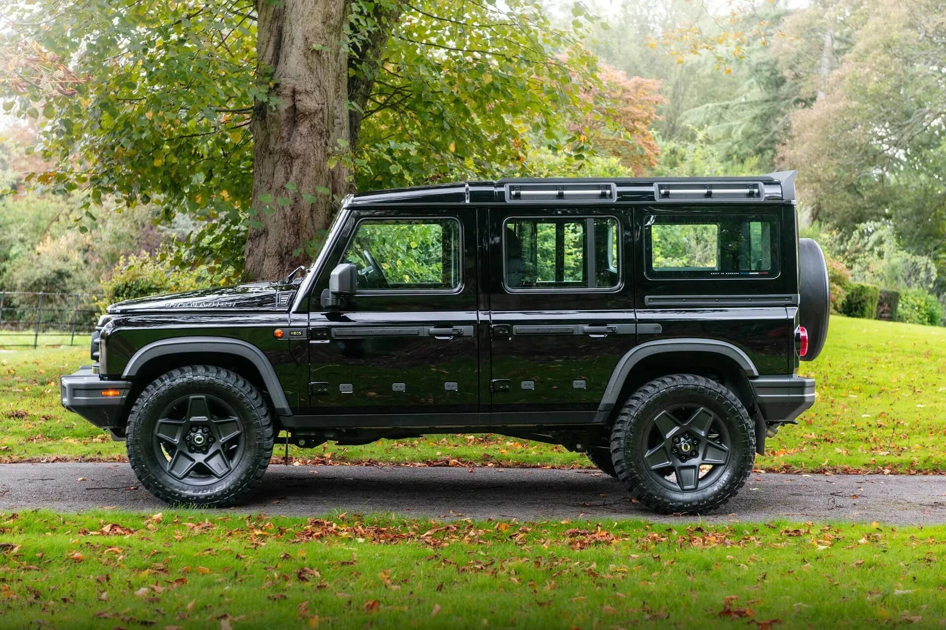 Vista lateral del Ineos Grenadier en entorno natural, resaltando su diseño robusto.