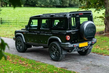 Vista trasera y lateral del robusto y elegante Ineos Grenadier.