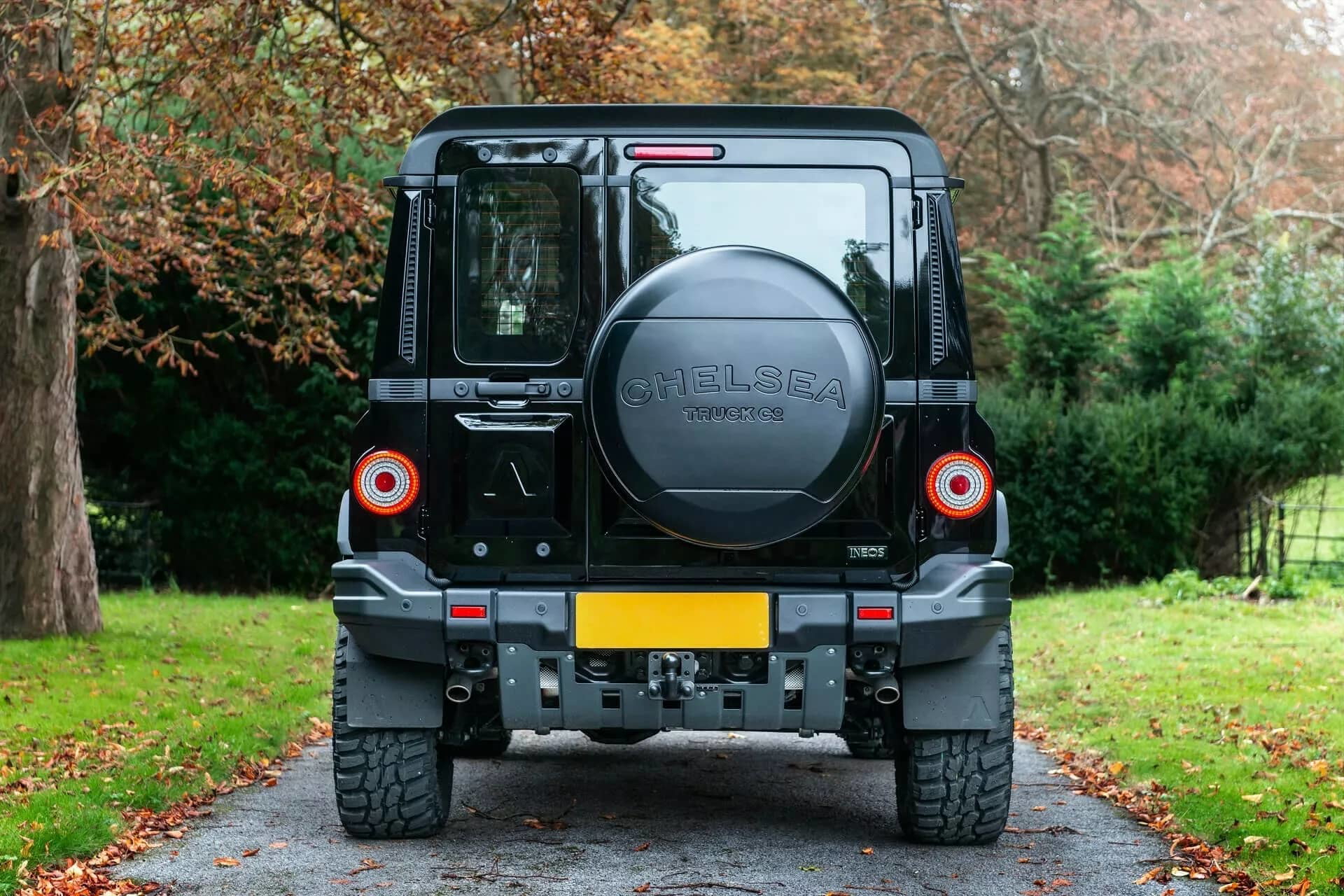 Vista trasera del Ineos Grenadier en colaboración con Chelsea Truck Co, mostrando diseño robusto y neumático de repuesto.
