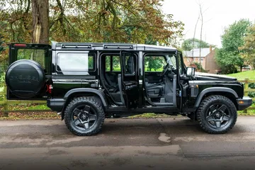 Vista lateral del Ineos Grenadier en acabado Chelsea 2024, mostrando su robustez y líneas clásicas.