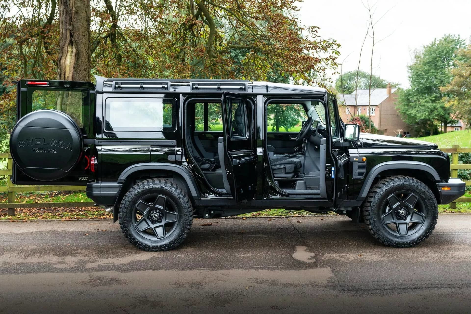Vista lateral del Ineos Grenadier en acabado Chelsea 2024, mostrando su robustez y líneas clásicas.