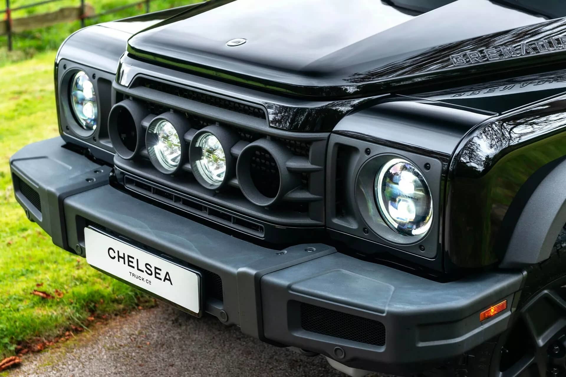 Vista delantera del Ineos Grenadier, destacando iluminación y parrilla.