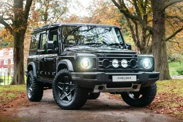 Vista frontal y lateral del Ineos Grenadier en ambiente urbano.