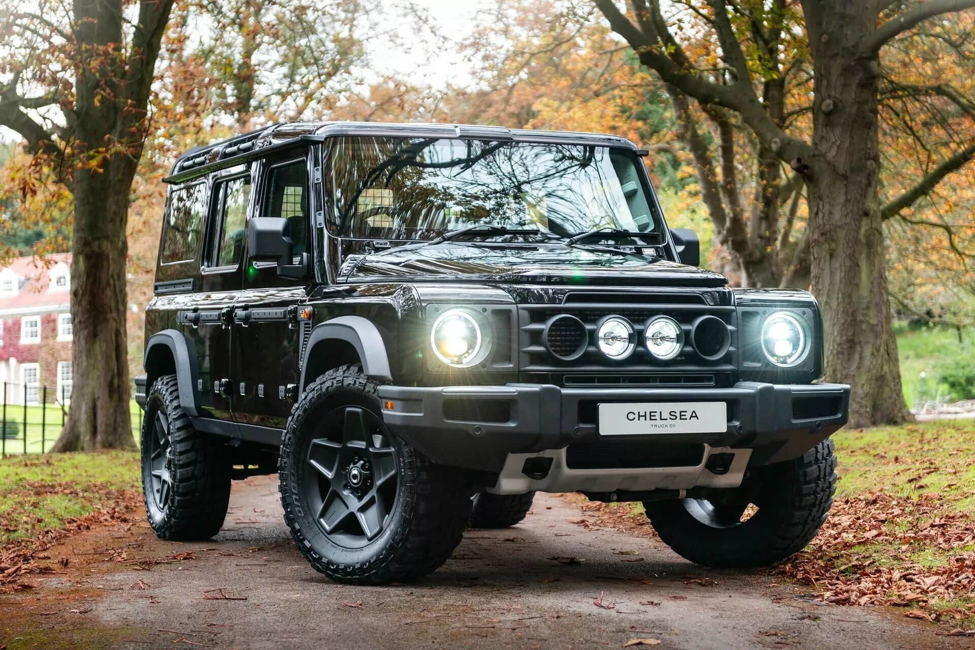 Vista frontal y lateral del Ineos Grenadier en ambiente urbano.