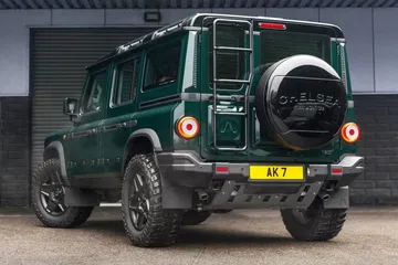 Vista trasera y lateral del Ineos Grenadier en acabado Chelsea, robustez y estilo off-road