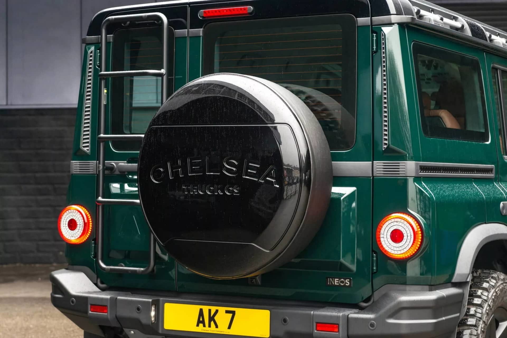 Rincon trasero Ineos Grenadier con insignia Chelsea FC en cubierta llanta de repuesto