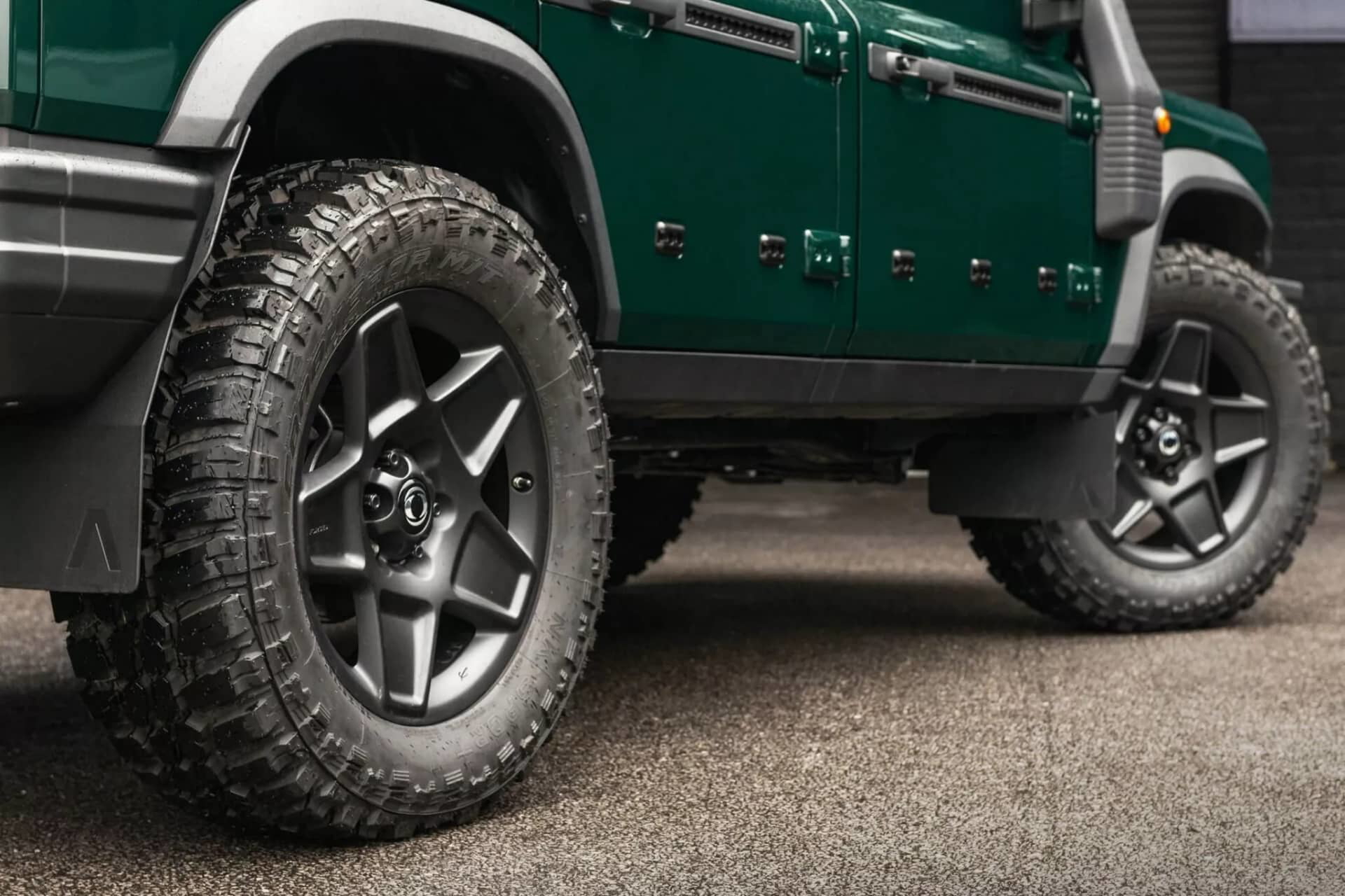 Vista lateral del Ineos Grenadier, mostrando su robusto diseño y neumáticos todo terreno.