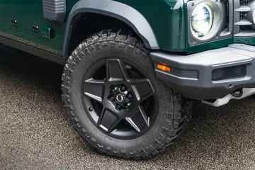 Rueda robusta evidenciando capacidad todoterreno del Ineos Grenadier.