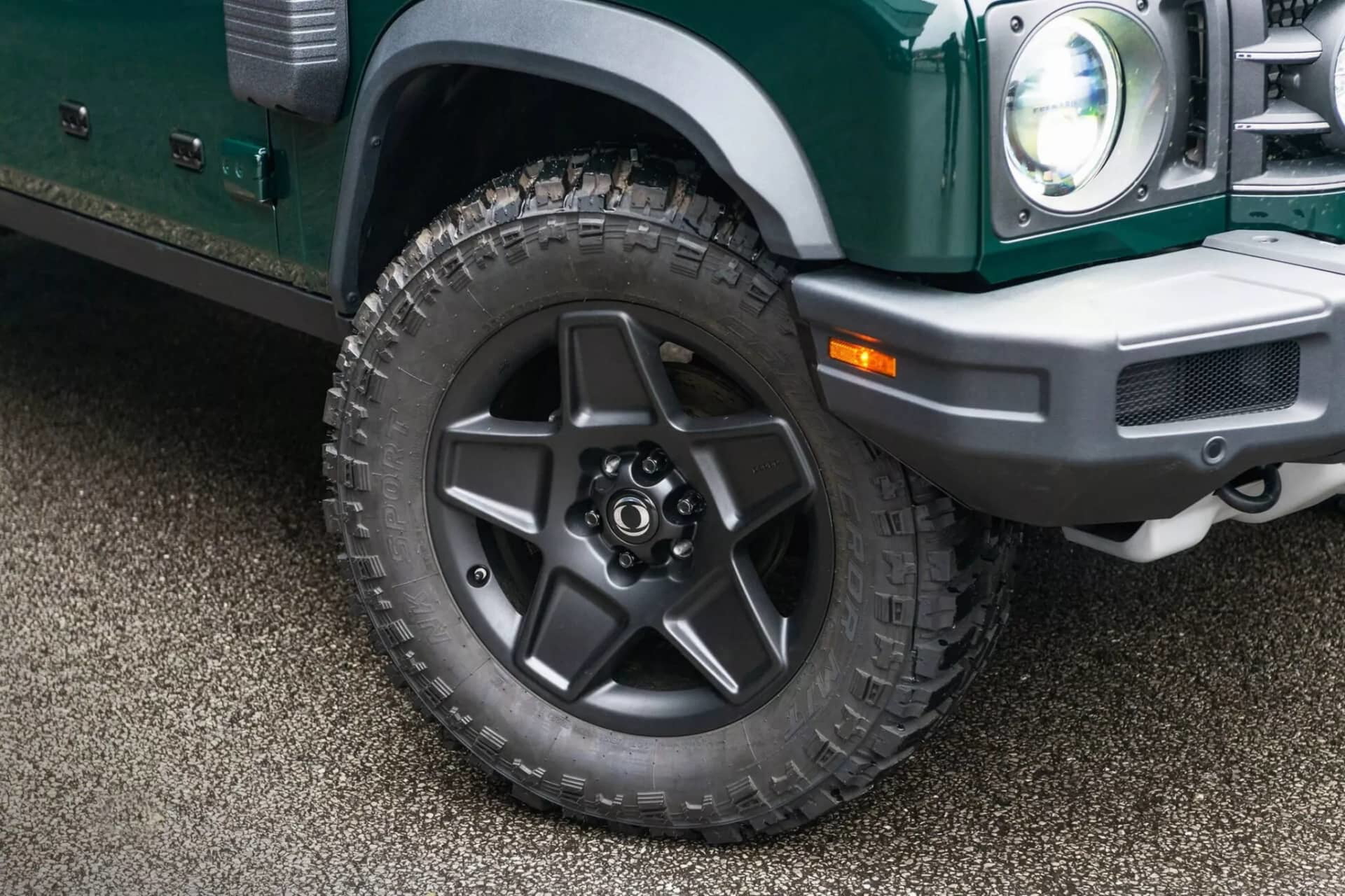 Rueda robusta evidenciando capacidad todoterreno del Ineos Grenadier.