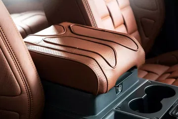 Vista del lujoso tapizado en cuero de los asientos del Ineos Grenadier.