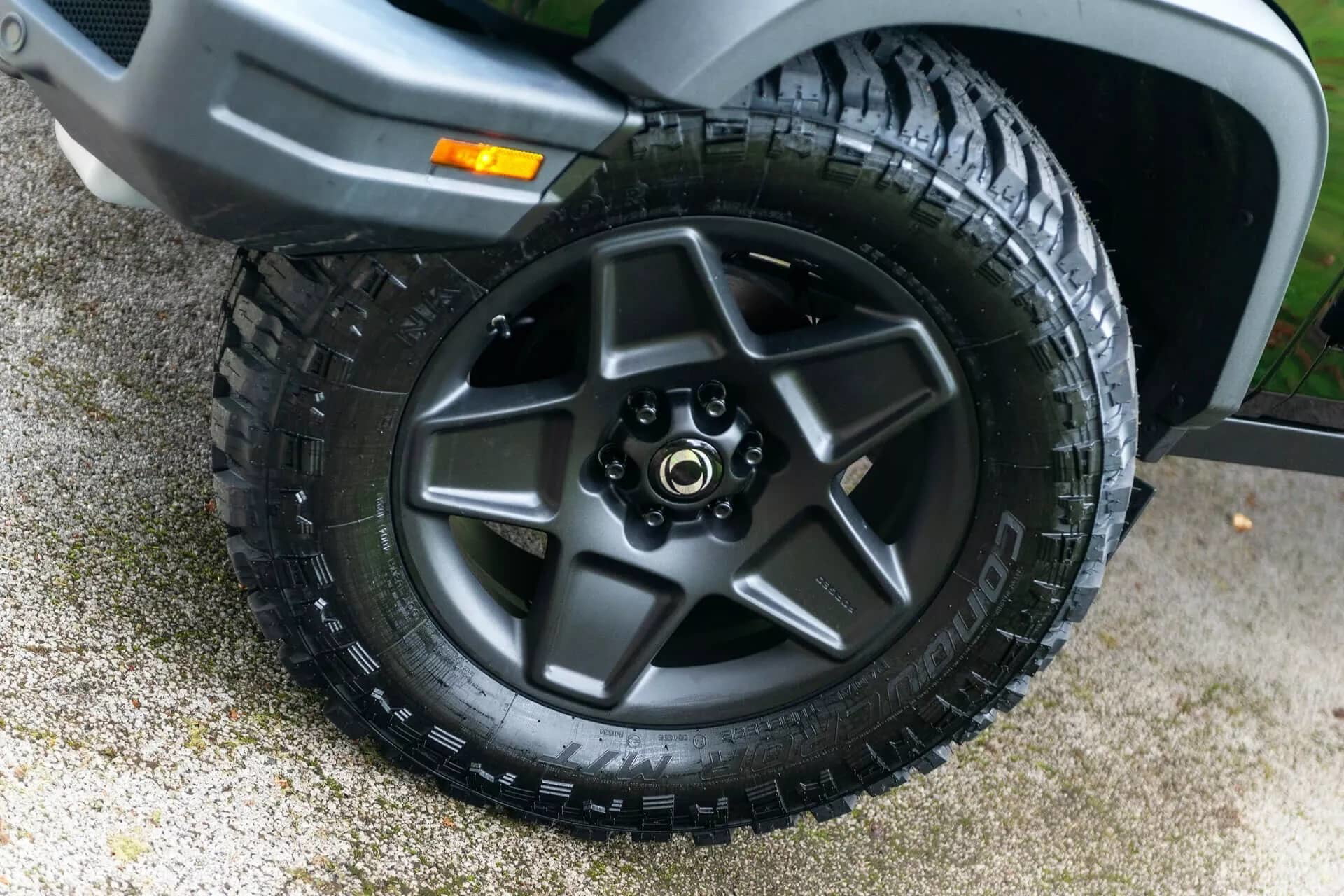 Vista cercana de la rueda del Ineos Grenadier, enfocando en el diseño de la llanta.