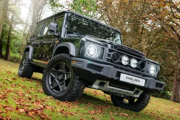 Vista delantera y lateral del INEOS Grenadier, un 4x4 robusto y elegante.