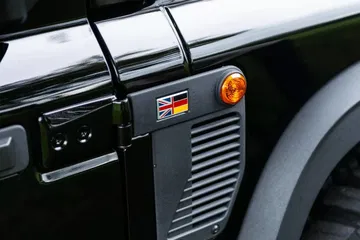 Primer plano del emblema y el intermitente del Ineos Grenadier.