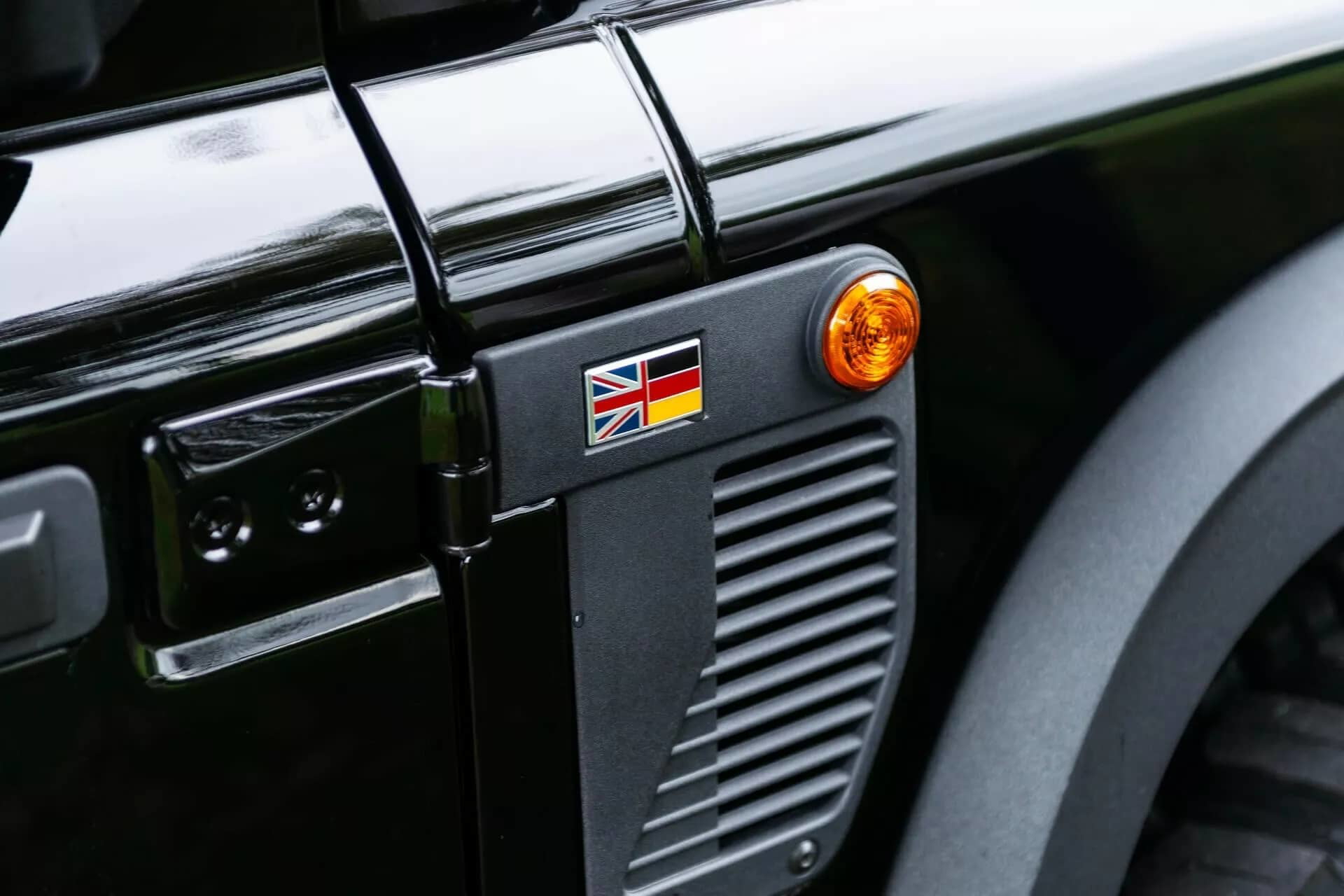 Primer plano del emblema y el intermitente del Ineos Grenadier.