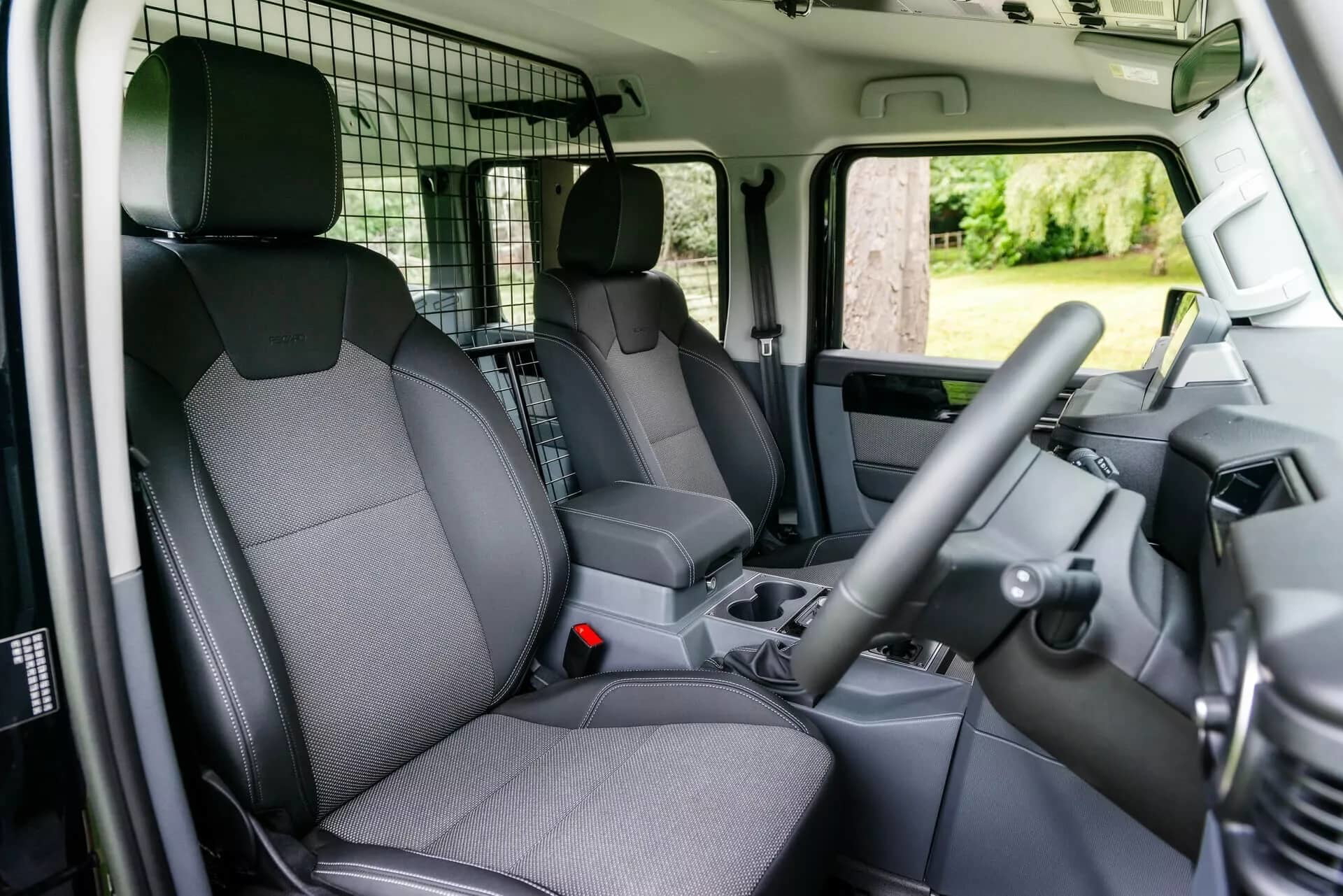 Vista del habitáculo del Ineos Grenadier, destacando la robustez y confort de sus asientos.