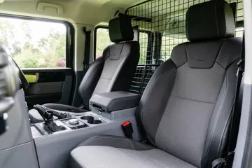 Vista de los asientos robustos y ergonómicos del Ineos Grenadier.