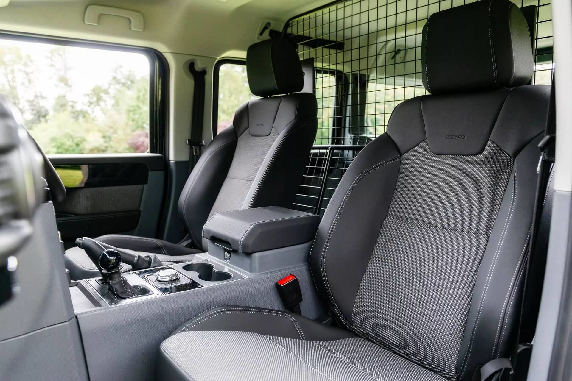 Vista de los asientos robustos y ergonómicos del Ineos Grenadier.