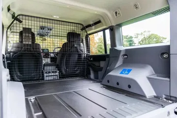 Vista del habitáculo posterior del Ineos Grenadier, con enfoque en el espacio y acabados.