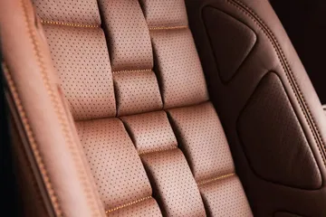 Imagen detallada del tapizado y acabado de los asientos, destacando la calidad y confort.