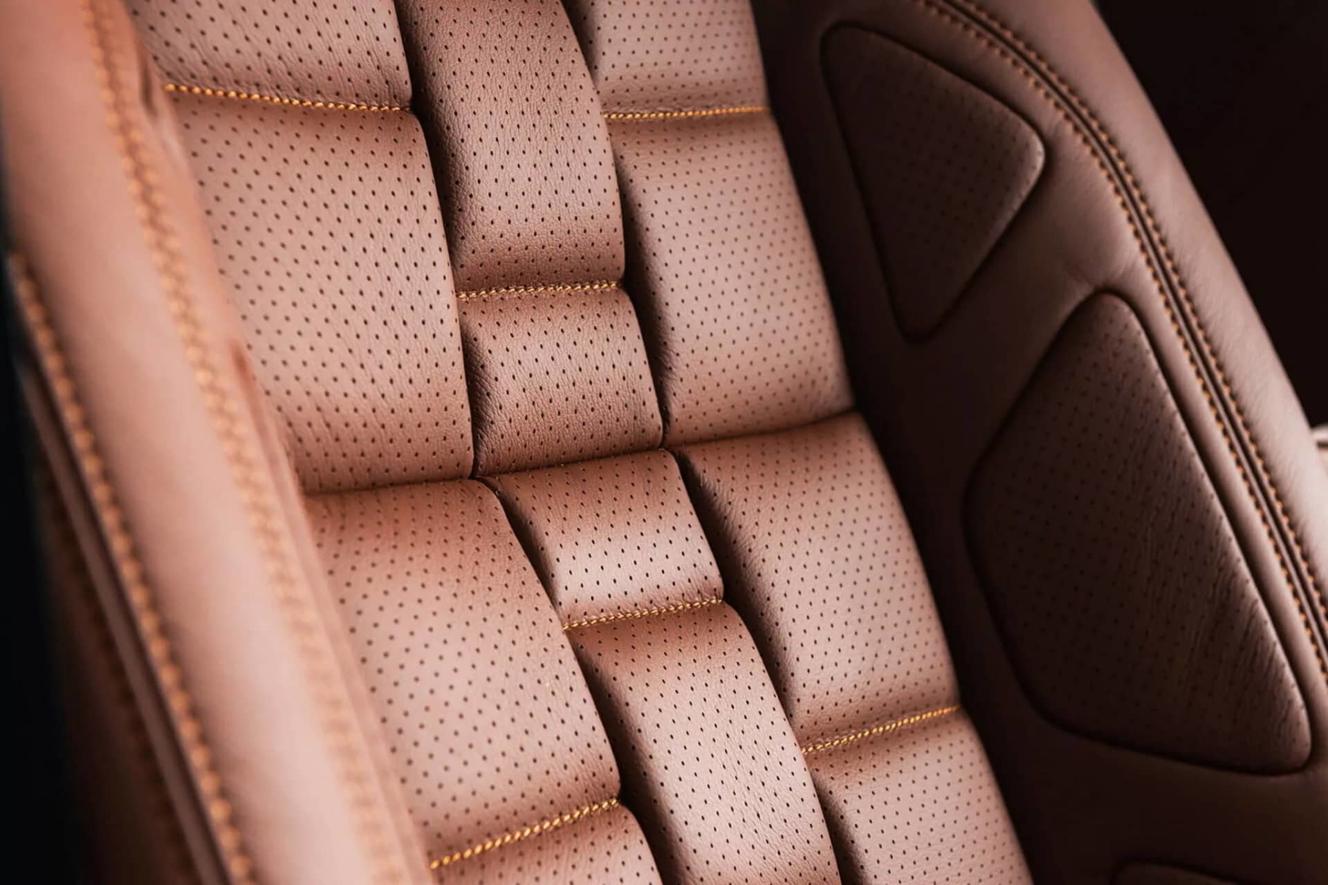 Imagen detallada del tapizado y acabado de los asientos, destacando la calidad y confort.