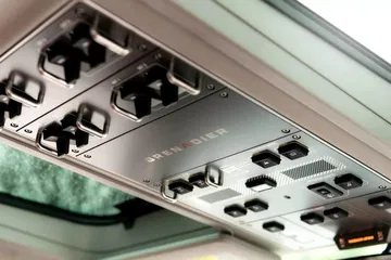 Vista del panel de control en el techo del Ineos Grenadier, robustez y funcionalidad.