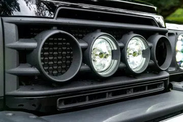 Vista cercana de los faros auxiliares LED del Ineos Grenadier.