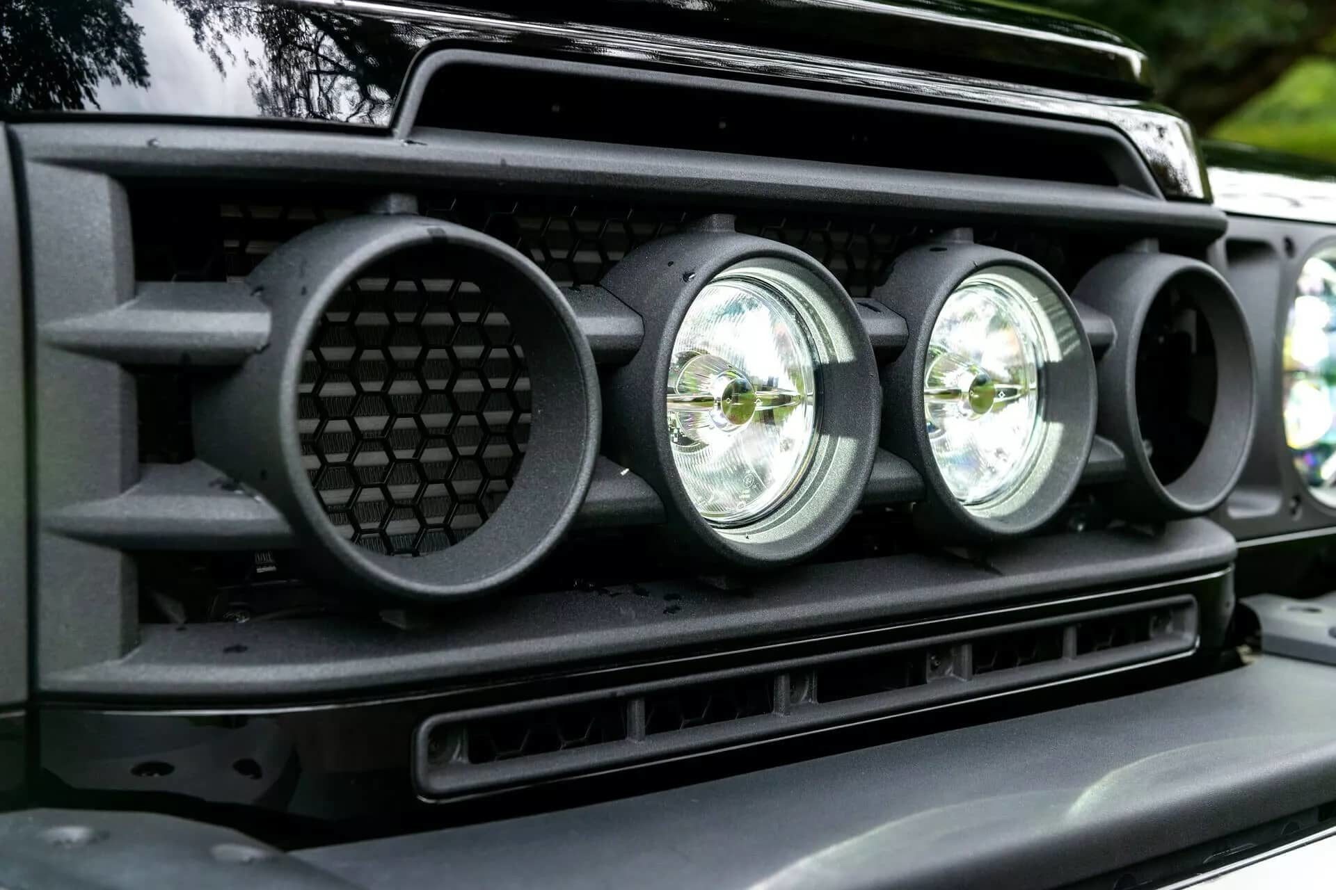 Vista cercana de los faros auxiliares LED del Ineos Grenadier.