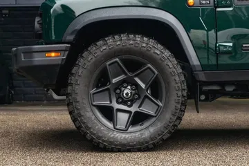 Vista lateral del rin y neumático del Ineos Grenadier, destacando su robustez.