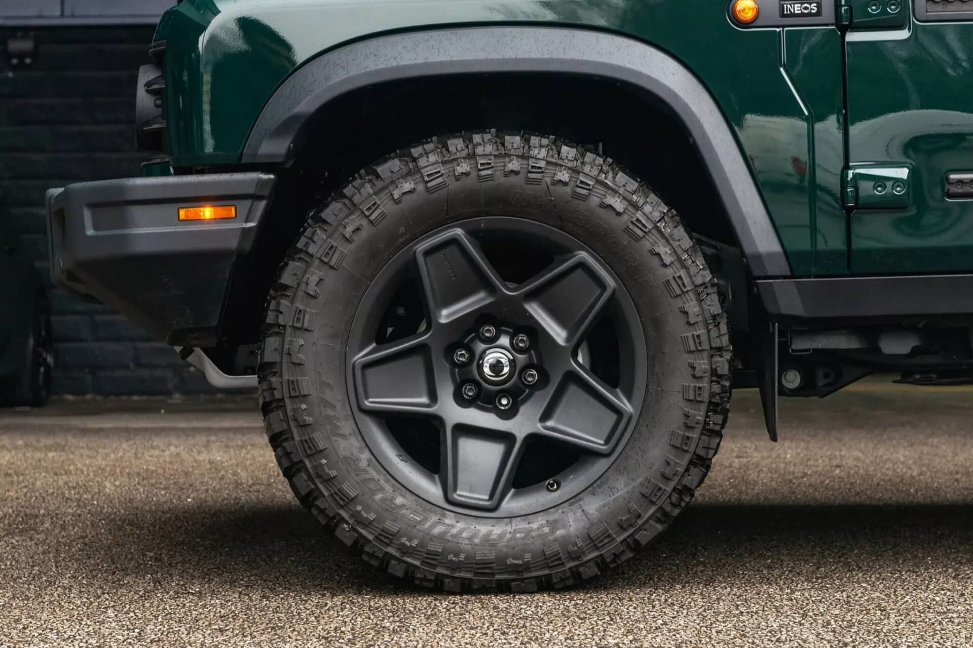 Vista lateral del rin y neumático del Ineos Grenadier, destacando su robustez.