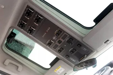 Vista del panel de techo del Ineos Grenadier con diversos controles e interruptores.