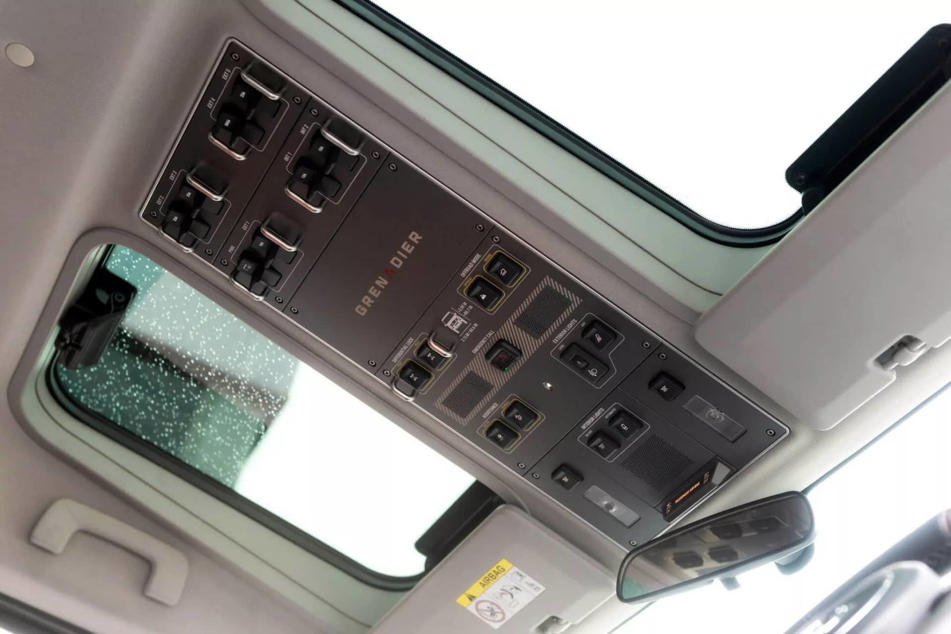 Vista del panel de techo del Ineos Grenadier con diversos controles e interruptores.