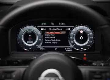 Vista del cuadro de instrumentos digital del Nissan Qashqai 2024 con diversas funciones.