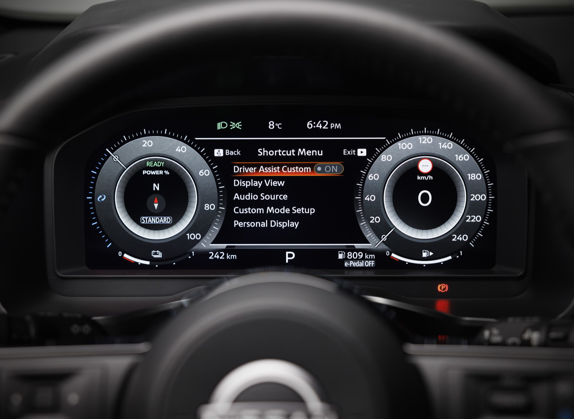Vista del cuadro de instrumentos digital del Nissan Qashqai 2024 con diversas funciones.