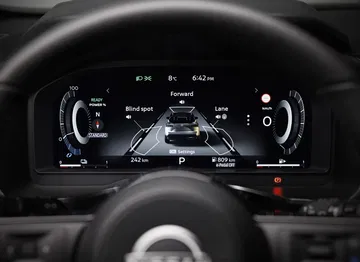 Vista del cuadro de instrumentos digital del Nissan Qashqai 2024 con múltiples indicadores activos.