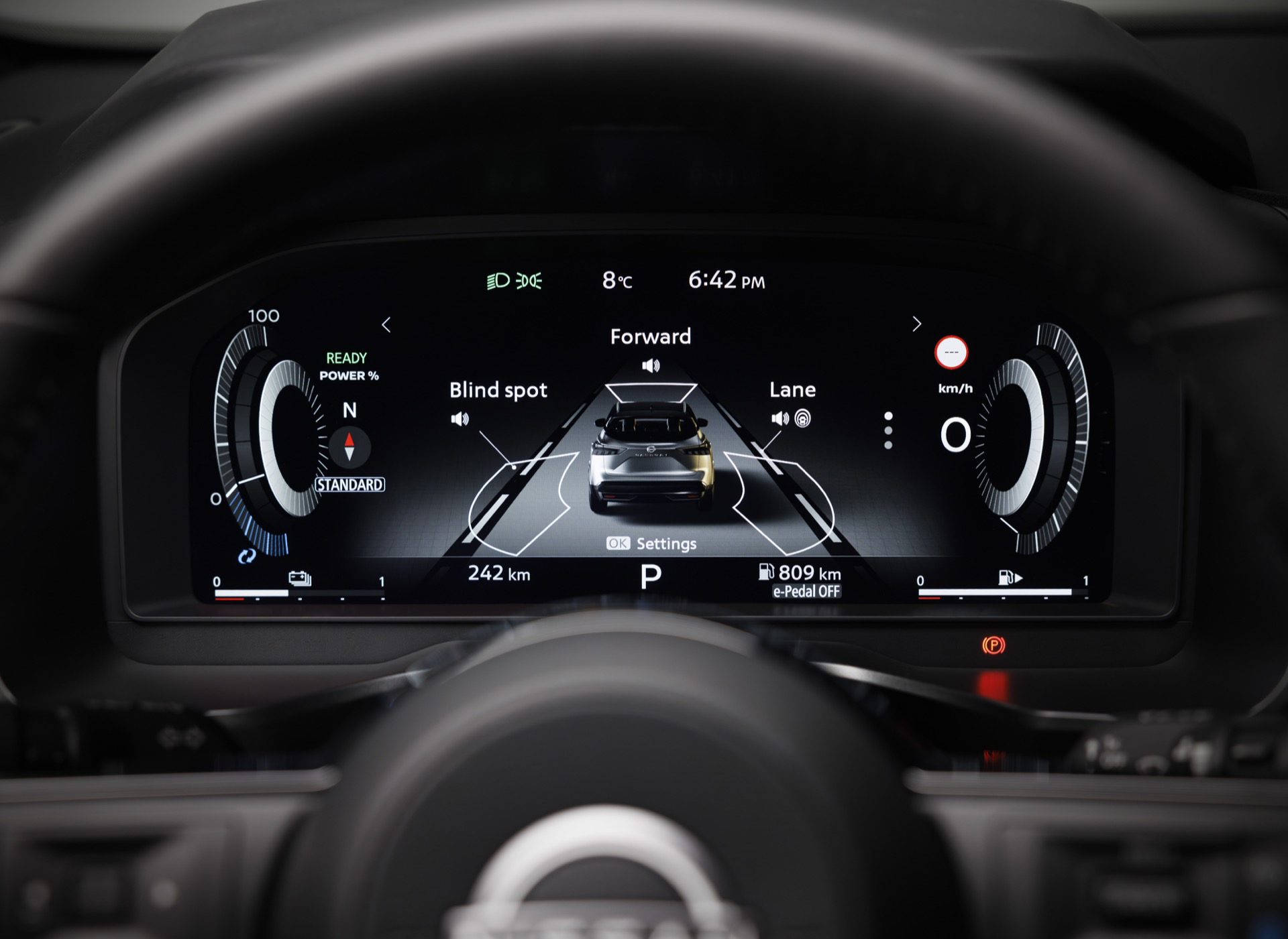 Vista del cuadro de instrumentos digital del Nissan Qashqai 2024 con múltiples indicadores activos.