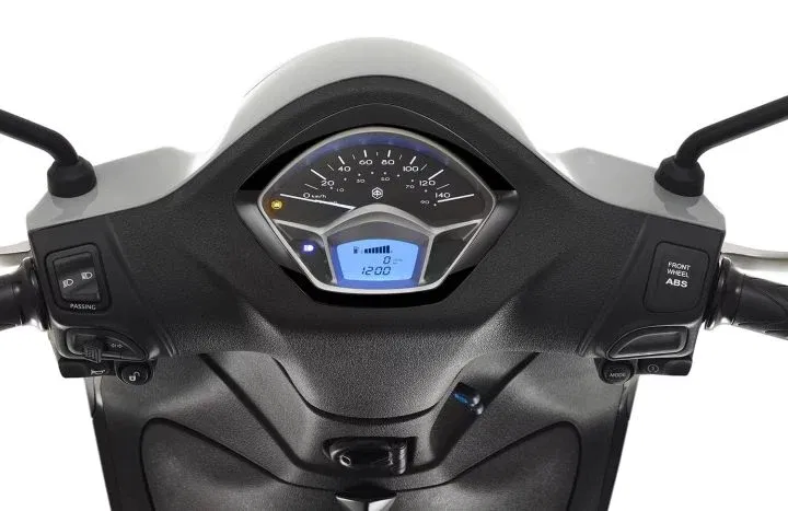 Vista detallada del cuadro de instrumentos de un scooter Piaggio, con velocímetro analógico y pantalla digital. Vista detallada del cuadro de instrumentos de un scooter Piaggio, con velocímetro analógico y pantalla digital.