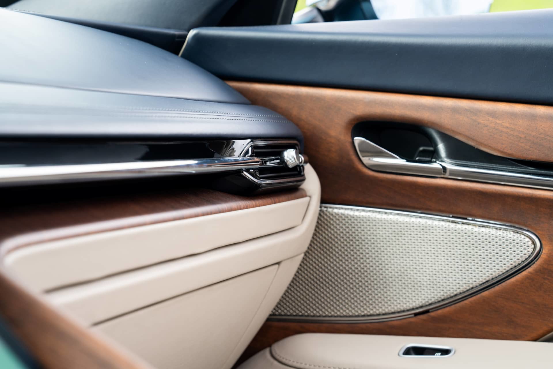 Exquisita combinación de cuero y madera en el panel de puerta del Aston Martin DB12 Volante.